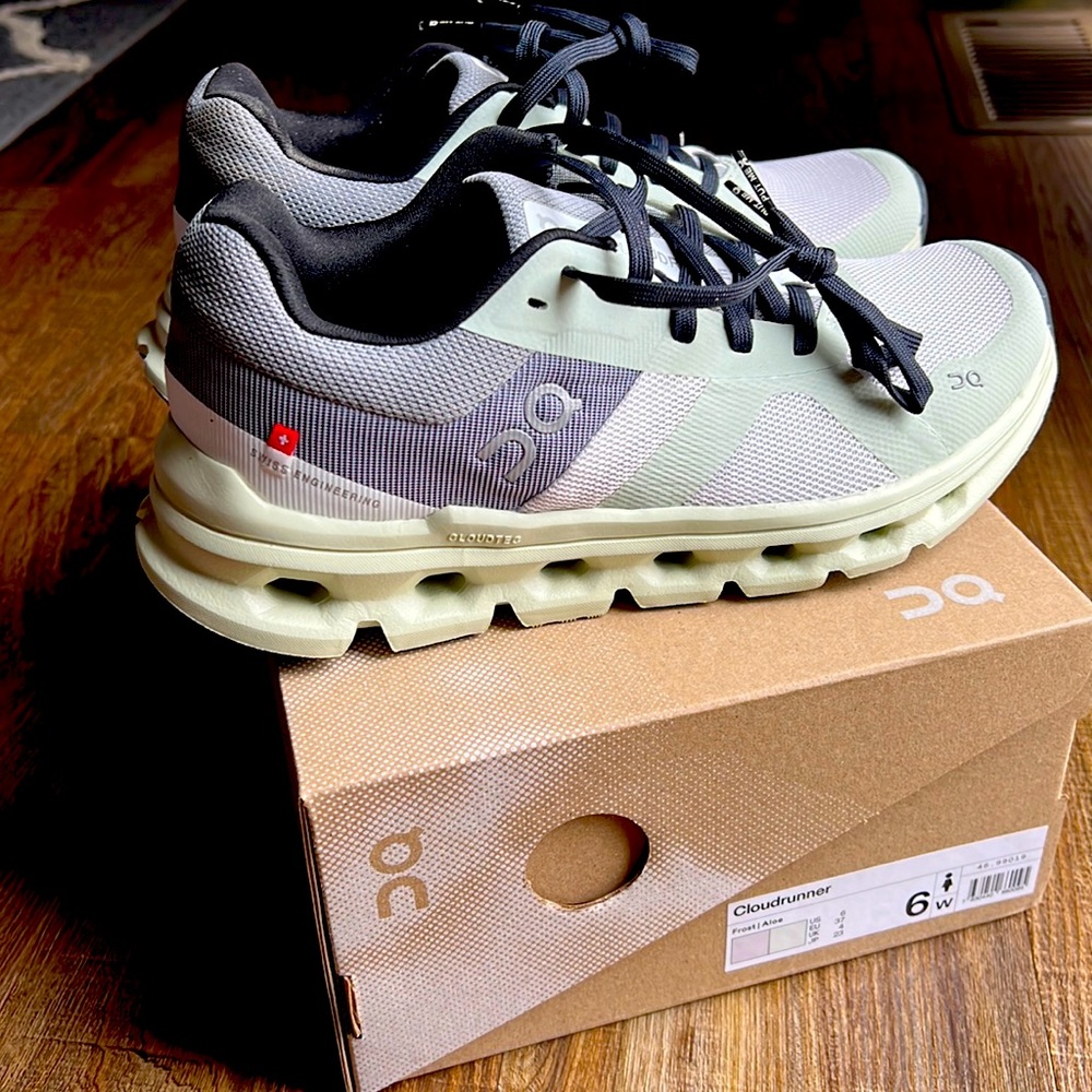 NEW IN BOX! On cloudrunner size 6 in frost aloe